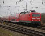 Die Rostocker 112 114-4 mit RE5(RE 4356)von Lutherstadt Wittenberg nach Rostock Hbf bei der Einfahrt im Rostocker Hbf.06.03.2015