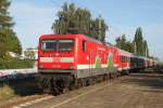 112 108-6( Genau Ihre Richtung ) mit dem Pommes Rot-Wei Express 13290 von Warnemnde nach Berlin-Ostbahnhof bei der Durchfahrt am 29.08.2015 im Haltepunkt Rostock-Holbeinplatz 