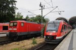 112 160 wartet mit dem RE70 (RE21025) nach Hamburg Hauptbahnhof, während 648 958-6 und 648 961-0 als RE74 (RE21223) von Husum den Kieler Hauptbahnhof erreichen.