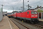Einfahrt am 25.05.2015 von 112 154 mit einem RE 70 (Kiel Hbf - Hamburg Altona) in den Endbahnhof, als die MaK DE 2700-08 (251 008-9) mit einer NOB nach Westerland (Sylt) am Bahnsteig nebenan Abfahrbereit stand.