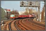 Eine Berliner Spezialitt ist der stndige Wettlauf zwischen S-Bahn und Zgen auf den Fernbahngleisen. 112 105 fhrt mit dem RE 38174 von Cottbus nach Rathenow, whrend ein 481er als S7 nach Potsdam unterwegs ist.