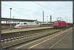 Whrend die 112 157 vor dem RE11  Rhein-Hellweg-Express  von Paderborn Hbf nach Dsseldorf die Stromabnehmer wechselt, rollt auf Gleis 5 402 021  Lbbenau/Spreewald  von Bonn nach Berlin Ostbahnhof ein. Aufgenommen am 13.04.2007