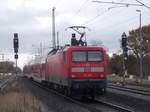Während 112 112,mit dem RE Elsterwerda-Stralsund,am 07.November 2016,am Einfahrsignal von Züssow auf Einfahrt wartete,drückte 112 109 den Gegenzug aus dem Bahnhof.