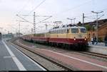 113 309-9 (E10 1309) der AKE Eisenbahntouristik als AKE 50 von Weimar nach Ostseebad Binz erreicht Halle(Saale)Hbf auf Gleis 9.
[19.5.2018 | 6:21 Uhr]
