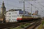 Am 06.04.2019 fährt E 10 1309 mit dem AKE-TEE in den Kölner Hauptbahnhof ein, im Hintergrund die St. Ursula-Kirche, Namensgeberin des dortigen Wohnviertels 