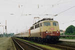 Am 11. Mai 1996	steht Lok DB 113 311 mit einem abfahrbereiten IR im Bahnhof Freilassing