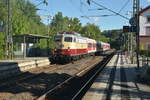 Auf ihrer Rückfahrt von Stuttgart kommend ist  112 268 9180 6113 268-7 D-TRAIN von TRI am Abend des 5.Juli 2020 wieder in Neckargerach abgelichtet worden.