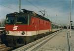 1044 276 vor einem IR Hof - Kempten im Sommer 1997 in Landshut Hbf
Eine sterreichische Lok, die regulr die innerdeutsche Verbindung Regensburg - Mnchen bedient.
