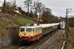 E10 1309 bespannte am 9. März 2019 den Karwendel-Express der UEF von Stuttgart nach Innsbruck. Das Bild zeigt den Zug am Syrlinsteg in Ulm.