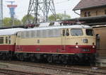 Die AKE E10 1309 mit AKE-Sonderzug von Cottbus nach Warnemünde bei der Einfahrt am 01.05.2019 in Warnemünde.