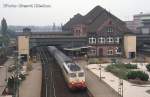 112312 hält am 8.6.1988 um 15.08 Uhr mit einem D im Bahnhof Hamburg Harburg in Fahrtrichtung Hauptbahnhof.