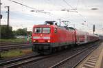 114 021 fährt ihre sechs DoStos als RB51 aus Hanau Hbf aus. Der Zug hatte aufgrund eines ICEs von der Kinzigtalbahn zwei Minuten Verspätung. Aufgenommen am 10.08.2017, 7:57