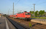114 005 beschleunigt am Morgen des 28.04.18 einen RE nach Berlin Hbf aus dem Hauptbahnhof Wittenberg.