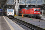 147 552 wartet am Bahnsteig 16 neben 114 022 am 16.01.2023 in Frankfurt Hbf auf die Abfahrt.  
Währen Erstere den IC 2228 nach Münster befördern darf, hat die Andere die Aufgabe, einen Zug
der Linie RE30 nach Kassel Hbf zu befördern, sie bekommt dafür noch Unterstützung einer weiteren
114 am Zugende. Der Sandwich ersetzt wohl fehlende oder defekte Triebzüge....
