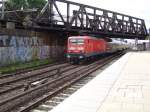 1141 020 schiebt am 18.07.04 einen Zug der RE-Linie 1 auf dem Weg nach Magdeburg durch das Berliner Ostkreuz.