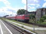 114 014 fhrt am 16.09.04 mit irhem RE nach Wismar in den Bahnhof Knigs Wusterhausen ein.