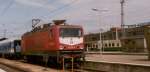 1993 in Berlin Lichtenberg. 112 033-6 rangiert gerade vor einem Interregio. Im Hintergrund sind noch Wagen in DR-Lackierung zu sehen. Lichtenberg war damals noch ein Fernbahnhof.