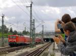 114 028 verlsst Berlin Hbf und wird dabei von Fabian und Valentin festgehalten.