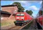114 002-9 kommt mit RE38308 aus Neustrelitz. Hier bei einem kurzen Halt in Sternfeld.  am 14.08.08 
