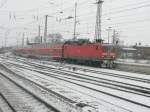 Hier 114 021-9 mit einem RE3 von Schwedt/Oder nach Elsterwerda, bei der Einfahrt am 22.12.2009 in Angermnde.