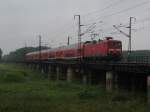 Hier kommt die 114 018-5 zurck von Magdeburg Richtung Eisenhttenstadt am 09.08. ber die Brcke bei Biederitz.