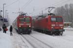 Whrend 145 077-4 versucht den Gterzug aus dem Schnee zu ziehen, fhrt der RE3 mit 114 026-8 nach Elsterwerda in den Bahnhof Baruth(Mark) ein. 29.12.2010
