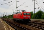 114 037 DB kommt als Lokzug aus Richtung Potsdam und fhrt durch Berlin-Flughafen-Schnefeld und fhrt in Richtung Berlin-Zoo bei Sonne und Wolken am 18.5.2012.
