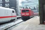 BR114 und ICE begenen sich bei der Ausfahrt am Bahnhof ZOO