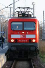 114 035 mit RE 4 fhrt in Wismar ein um dann wieder nach Ludwigslust zurck zufahren. 12/2006