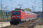 In Hanau Hbf fährt am 04.10.2014 die 114 011 mit einem Zug der RB50 aus Wächtersbach kommend ein, noch im Rahmen der 5-Minuten-Toleranz für Pünktlichkeit ein Pluspunkt in der Statistik. Dafür sind Lokschilder und Prüfziffern nicht mehr gefragt, sieht schon etwas seltsam aus.