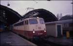 114498 steht am 7.12.1989 um 9.33 Uhr im HBF Hagen vor dem E 3109 nach Hamm.