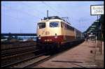 114503 hält aus Richtung Minden kommend am 20.5.1990 mit dem N 8538 im Bahnhof Porta Westfalica.