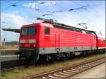 Die fr 160 km/h umgebaute 114 101 (Bh Magdeburg) am RB26370 Falkenberg/Elster - Dessau Hbf. Sie entstand im letzten Jahr aus 143 171 und hat noch Reste der Klebestreifen unter den Fenstern, die die Kabel zu den Messgerten festhielten.