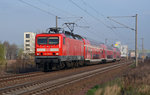 114 035 bespannte am 05.04.16 einen RE von Magdeburg nach Leipzig. Hier passiert sie Greppin, dessen Haltepunkt sie ohne Halt durchfuhr.