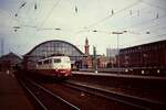 02.Aug 1992 Hbf.-Bremen  ausfahrend 114 492-2 mit E 3337 .Es war ein Sonntag und ich wusste das ein Dampfsonderzug nach Bremen Kommt , aber erstmal ein paar Regelbetriebsaufnahmen.