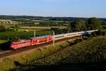 An Montagen verkehrt abends der PbZ 2486 von München-Pasing Bbf nach Leipzig HBF. Am 07. August 2017 konnte ich diese Leistung bei Fahlenbach im schönsten Abendlicht dokumentieren. Es führte 115 459 und der Zug wies auch eine ordentliche Länge auf. Leider kommt es oft vor, dass die Lok auch nur als Lz verkehrt. Seit vermehrt Triebzüge eingesetzt werden und die DB aus dem Geschäft mit den Nachtzügen ausgestiegen ist, geht der Bedarf an Wagenüberführungen stetig zurück.