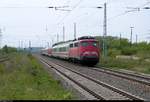 Nachschuss auf 115 293-3 DB, die am Schluss des PbZ 2487 von Leipzig Hbf nach München-Pasing Bbf hängt und, gezogen von 120 101-1, den Bahnhof Angersdorf auf der Bahnstrecke Halle–Hann. Münden (KBS 590) durchfährt.
[17.5.2018 | 15:35 Uhr]