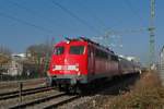 Kurz nach dem Start in Konstanz wurde 115 293-3 als  Anhngsel  am nach Emden fahrenden IC 2004  BODENSEE  in Konstanz-Petershausen fotografiert (09.03.2014). Damit dieser IC die Fahrt in Konstanz beginnen konnte, musste die 115er zuvor den Zug von der Abstellung in Singen zum Startbahnhof ziehen.