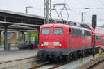 Lok 115 261 mit einem Doppelstockwagen bei einem kurzem Halt auf dem Hauptbahnhof Stralsund.