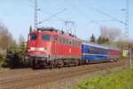 115 448 mit Sonderzug der niederl. Königin in Rheine, April 2010.
Aufgrund des Vulkanausbruchs auf Island war in jenen Tagen kein Flugverkehr möglich und so musste die damalige Königin Beatrix mit dem Zug zum 70. Geburtstag von Königin Margarethe von Dänemark in Kopenhagen an- und abreisen.