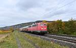 Da wollte ich heute nach einer Stunde wo fast nichts kam schon nach Mosbach zurückfahren, als plötzlich die 115 114-1 mit einem TEE Wagen nebst DB-Keks und einem ehemaligen Liegewagen bei Thüngersheim gen Würzburg gefahren kommt am Dienstag den 26.10.2021