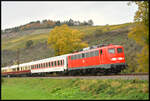 DB Museum 115 114 beförderte am 18.10.2024 drei Wagen als Hotelzug für das Personal, DB 103 245, vier TEE Wagen und einen Speisewagen mit der DB 218 137  City-Bahn  am Zugschluss von Koblenz Lützel nach Nürnberg. Km 19,8 bei Himmelstadt im Maintal.