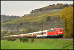 DB Museum 115 114 beförderte am 18.10.2024 drei Wagen als Hotelzug für das Personal, DB 103 245, vier TEE Wagen und einen Speisewagen mit der DB 218 137  City-Bahn  am Zugschluss von Koblenz