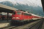 Scanbild: DB 115 355 steht mit ein DB Nachtzug am 4 Juni 2003 in Innsbruck Hbf.