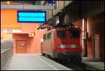 115 114-1 steht an Gleis 1 des Stuttgarter Hbf. Sie hatte zuvor einen Pbz in den Bahnhof gezogen. Aufgenommen am 08.03.08.