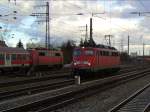 Eine 111 und die 115 327 begegneten sich in voller fahrt am 06.02.2008 in Mnchen Pasing. 