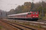 PbZ-D-2410 mit Schadwagen bei Durchfahrt durch den Bahnhof Neuoffingen mit fhrender 115 261-0.