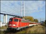 115 346-9 mit EC 371 von Binz nach Prag passiert am 25.10.2008 den Bahnhof Stralsund-Rügendamm.