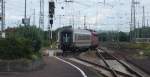 Ausfahrt des 115 346-9 mit dem vordersten Wagen eines PbZ, der hier in Karlsruhe am 25.07.09 abgestellt wurde.