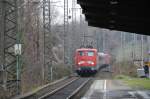 115 201-0 zieht einen Ersatz-Ic durch Kln-West. Am Zugende luft 115 459-0 abgebgelt mit. Aufgenommen am 11/12/2010. 